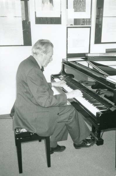 Datei:Walter Knape beim 90. Geburtstag 1996.jpg